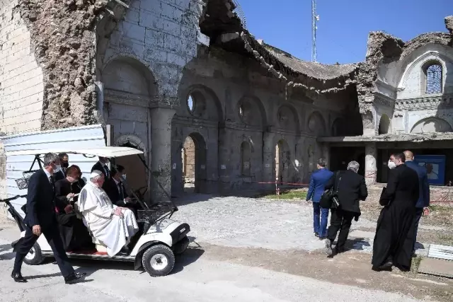 - Papa Francis, Musul'da DEAŞ'ın yıktığı kilisede ayin düzenledi - Papa Francis, Musul'da DEAŞ'ın yıktığı kilisede ayin düzenledi