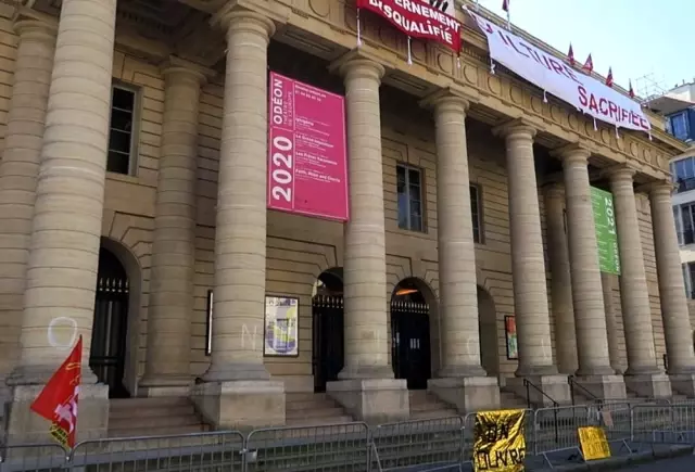 - Paris'te tarihi Odeon Tiyatrosu'nda kültür sektörü çalışanlarının işgali devam ediyor - Paris'te tarihi Odeon Tiyatrosu'nda kültür sektörü çalışanlarının işgali devam ediyor