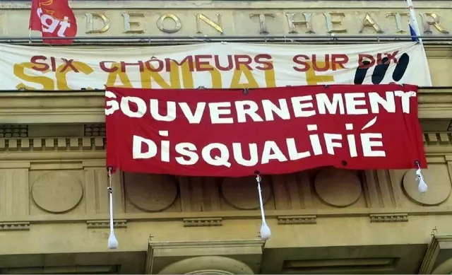 - Paris'te tarihi Odeon Tiyatrosu'nda kültür sektörü çalışanlarının işgali devam ediyor - Paris'te tarihi Odeon Tiyatrosu'nda kültür sektörü çalışanlarının işgali devam ediyor