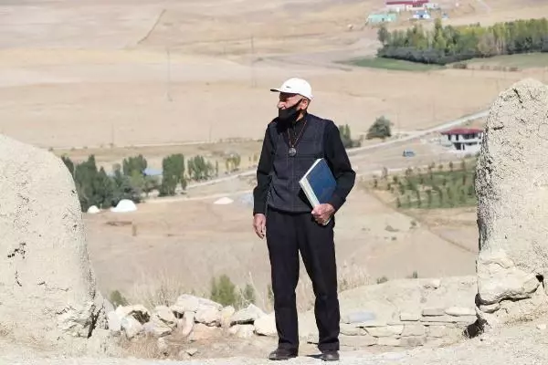 VAN 'Urartu kalesinin bekçisi' roman kahramanı oldu VAN 'Urartu kalesinin bekçisi' roman kahramanı oldu