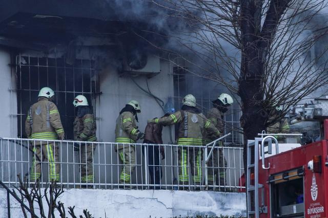 Yangında mahsur kalan vatandaşı, pencerenin korkuluklarını keserek kurtardılar