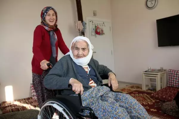 102 yaşındaki Fatma Nine'nin tekerlekli sandalye mutluluğu