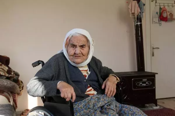 102 yaşındaki Fatma Nine'nin tekerlekli sandalye mutluluğu