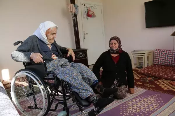 102 yaşındaki Fatma Nine'nin tekerlekli sandalye mutluluğu