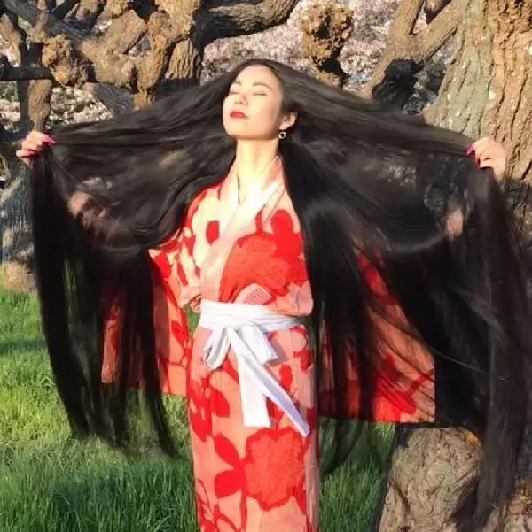 15 yıldır saçlarını kestirmeyen Japon kadın rekora koşuyor 15 yıldır saçlarını kestirmeyen Japon kadın rekora koşuyor