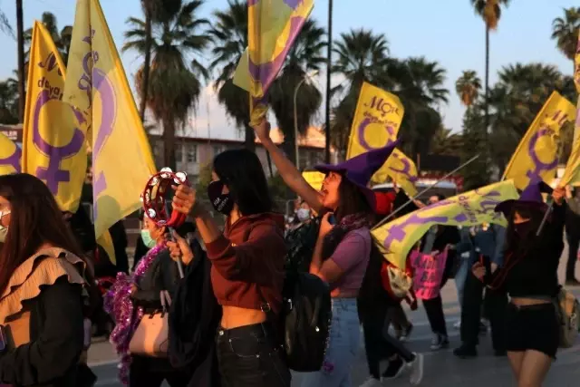 Adana'da kadınlardan yürüyüş Adana'da kadınlardan yürüyüş