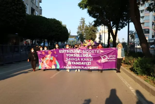 Adana'da kadınlardan yürüyüş Adana'da kadınlardan yürüyüş