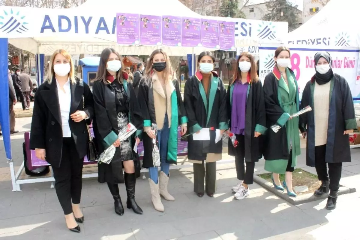 Adıyaman'da avukatlara karanfil dağıtıldı