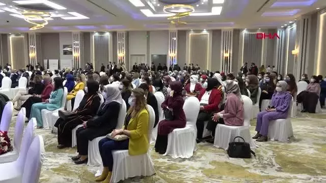 AFYONKARAHİSAR Vali Çiçek, açılışta satış yaptı AFYONKARAHİSAR Vali Çiçek, açılışta satış yaptı