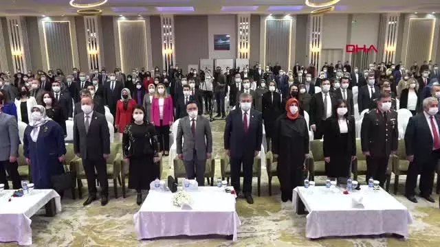AFYONKARAHİSAR Vali Çiçek, açılışta satış yaptı AFYONKARAHİSAR Vali Çiçek, açılışta satış yaptı