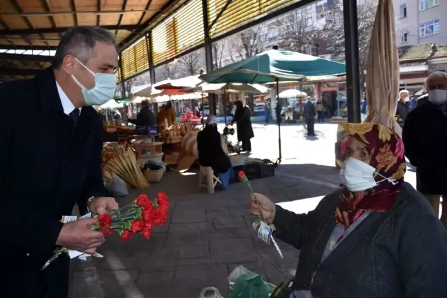 AK Parti, 8 Mart'ı karanfil ve maskeyle kutladı AK Parti, 8 Mart'ı karanfil ve maskeyle kutladı