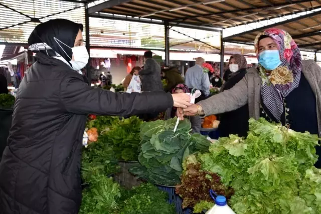 AK Parti, 8 Mart'ı karanfil ve maskeyle kutladı AK Parti, 8 Mart'ı karanfil ve maskeyle kutladı