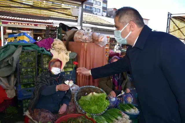AK Parti, 8 Mart'ı karanfil ve maskeyle kutladı AK Parti, 8 Mart'ı karanfil ve maskeyle kutladı