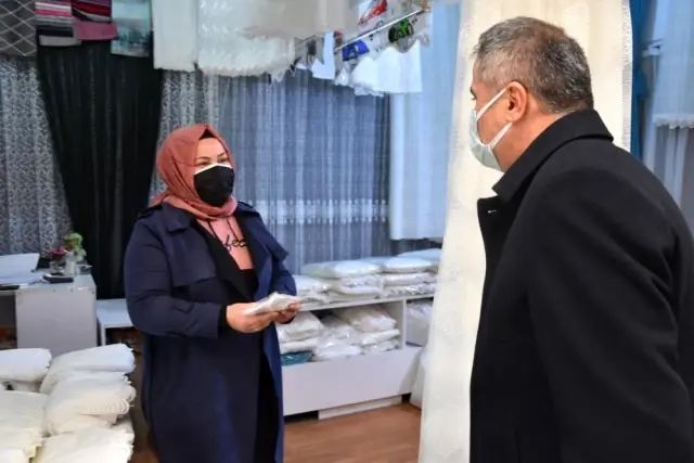 AK Parti, 8 Mart'ı karanfil ve maskeyle kutladı AK Parti, 8 Mart'ı karanfil ve maskeyle kutladı