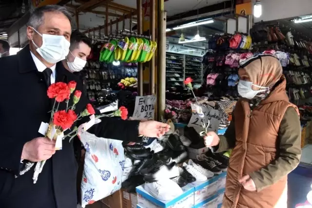 AK Parti, 8 Mart'ı karanfil ve maskeyle kutladı AK Parti, 8 Mart'ı karanfil ve maskeyle kutladı