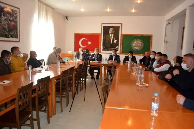 AK Parti Balıkesir Milletvekili Mustafa Canbey, Ayvalık'ta çiftçileri dinledi