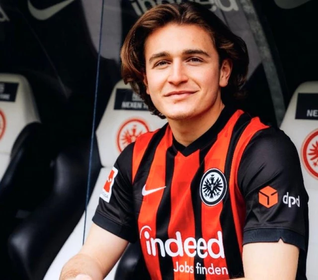 Ali Akman, Eintracht Frankfurt'la szleme imzalad