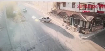 AMASYA Kamyonetin çarptığı otomobildeki sürücü ve yolcu yola savruldu