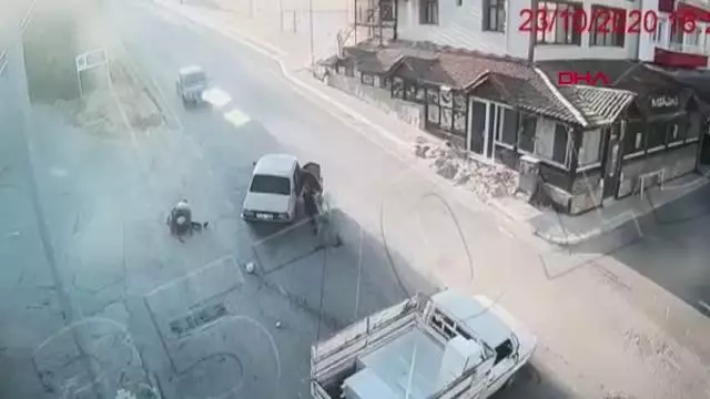AMASYA Kamyonetin çarptığı otomobildeki sürücü ve yolcu yola savruldu AMASYA Kamyonetin çarptığı otomobildeki sürücü ve yolcu yola savruldu
