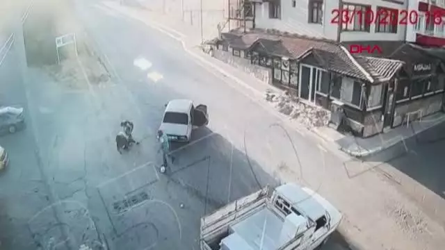 AMASYA Kamyonetin çarptığı otomobildeki sürücü ve yolcu yola savruldu AMASYA Kamyonetin çarptığı otomobildeki sürücü ve yolcu yola savruldu