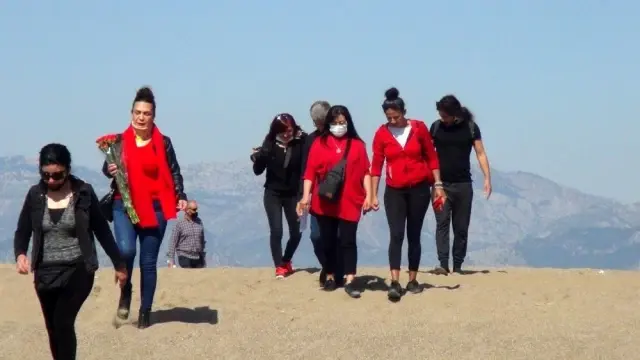 - Antalya'da 8 Mart Kadınlar Günü'nde kadınlardan sahil temizliği - Antalya'da 8 Mart Kadınlar Günü'nde kadınlardan sahil temizliği