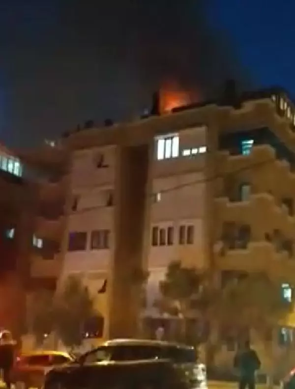 Balıkesir'de 5 katlı apartmanın çatı katında yangın çıktı Balıkesir'de 5 katlı apartmanın çatı katında yangın çıktı