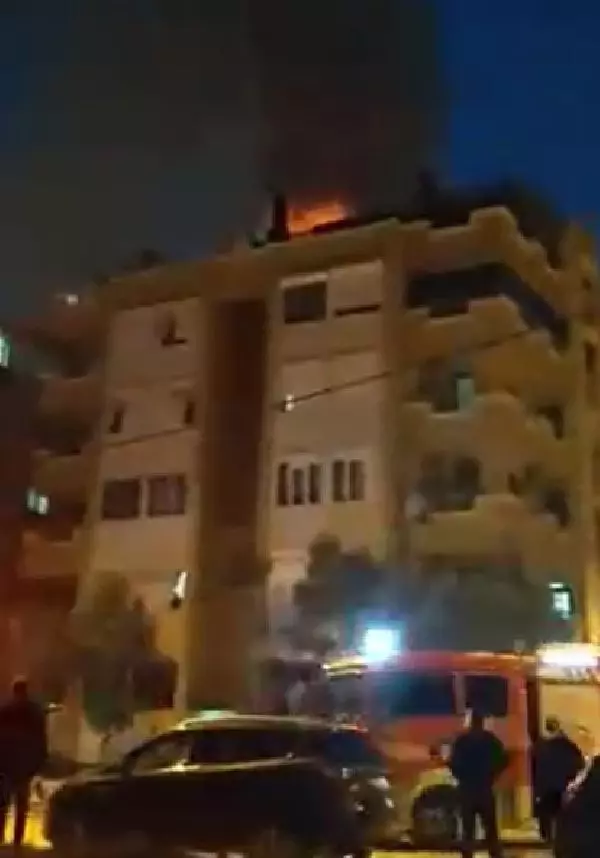 Balıkesir'de 5 katlı apartmanın çatı katında yangın çıktı Balıkesir'de 5 katlı apartmanın çatı katında yangın çıktı