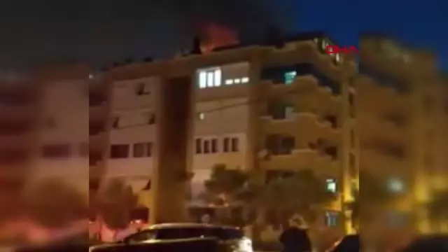Balıkesir'de 5 katlı apartmanın çatı katında yangın çıktı Balıkesir'de 5 katlı apartmanın çatı katında yangın çıktı