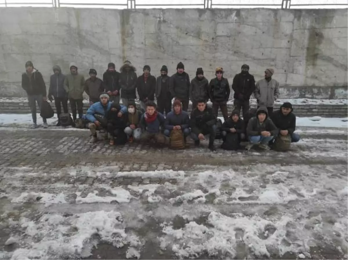 Başkale'de 22 kaçak göçmen yakalandı