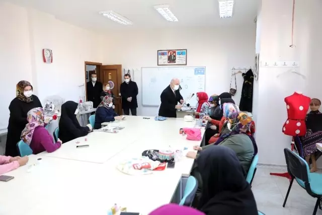 Başkan Bıyık, kadın kursiyerlere çiçek dağıttı Başkan Bıyık, kadın kursiyerlere çiçek dağıttı