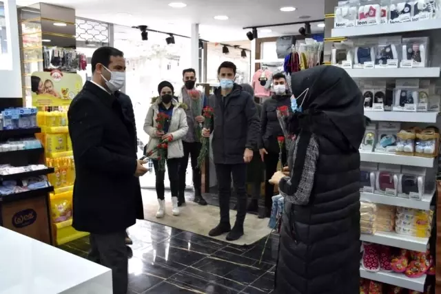 Başkan Geylani, Kadınlar Günü'nde karanfil dağıttı Başkan Geylani, Kadınlar Günü'nde karanfil dağıttı