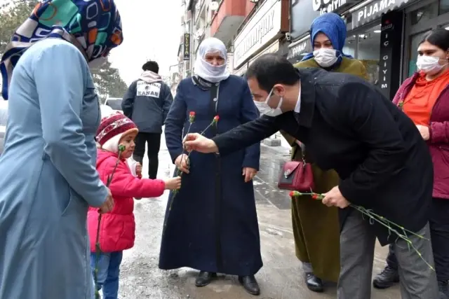 Başkan Geylani, Kadınlar Günü'nde karanfil dağıttı Başkan Geylani, Kadınlar Günü'nde karanfil dağıttı