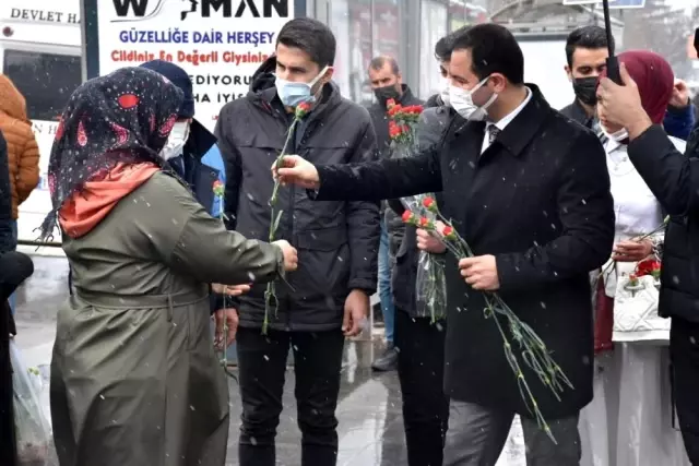 Başkan Geylani, Kadınlar Günü'nde karanfil dağıttı Başkan Geylani, Kadınlar Günü'nde karanfil dağıttı