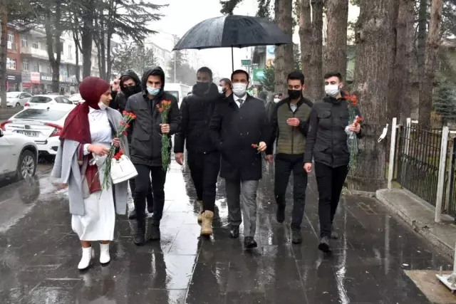 Başkan Geylani, Kadınlar Günü'nde karanfil dağıttı Başkan Geylani, Kadınlar Günü'nde karanfil dağıttı