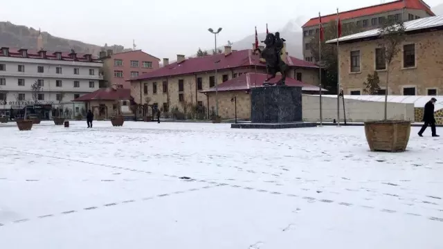 Bayburt ve Erzincan'ın yüksek kesimlerinde kar yağışı etkili oldu Bayburt ve Erzincan'ın yüksek kesimlerinde kar yağışı etkili oldu