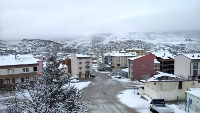 Bayburt ve Erzincan'ın yüksek kesimlerinde kar yağışı etkili oldu Bayburt ve Erzincan'ın yüksek kesimlerinde kar yağışı etkili oldu