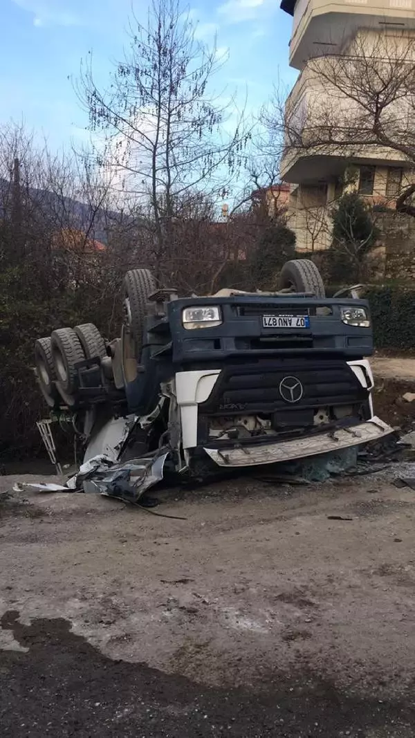Beton mikseri 20 metreden uçtu, sürücü öldü Beton mikseri 20 metreden uçtu, sürücü öldü