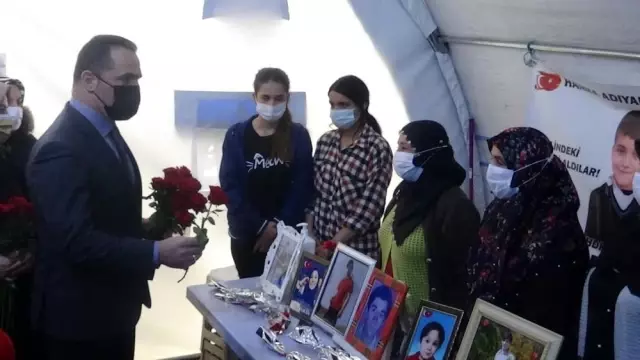 Evlat nöbeti tutan ailelere 8 Mart Dünya Kadınlar Günü ziyaretini Yıldız ailesi yaptı Evlat nöbeti tutan ailelere 8 Mart Dünya Kadınlar Günü ziyaretini Yıldız ailesi yaptı