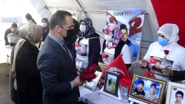 Evlat nöbeti tutan ailelere 8 Mart Dünya Kadınlar Günü ziyaretini Yıldız ailesi yaptı Evlat nöbeti tutan ailelere 8 Mart Dünya Kadınlar Günü ziyaretini Yıldız ailesi yaptı