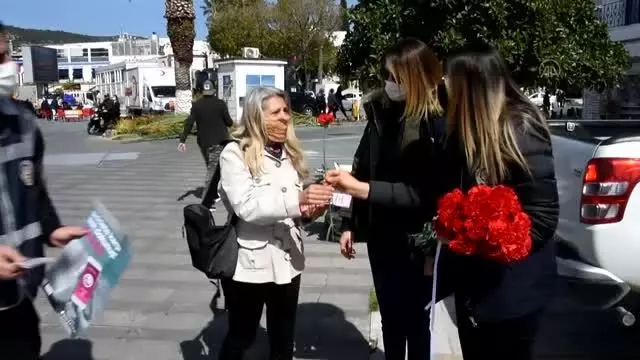 Bodrum'da cüzdanını düşüren kadın, polisin telefonuyla sevindi Bodrum'da cüzdanını düşüren kadın, polisin telefonuyla sevindi