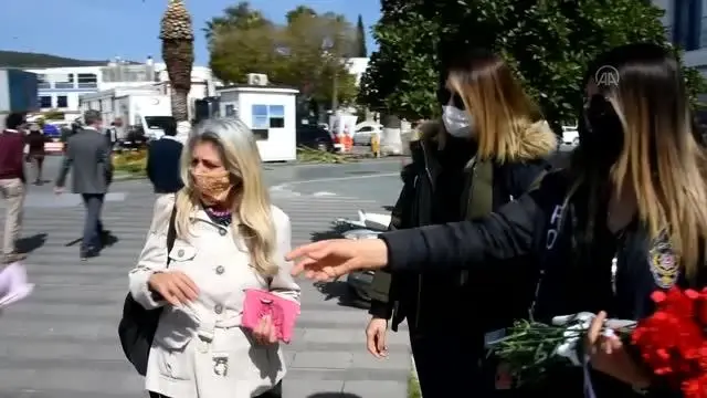 Bodrum'da cüzdanını düşüren kadın, polisin telefonuyla sevindi Bodrum'da cüzdanını düşüren kadın, polisin telefonuyla sevindi