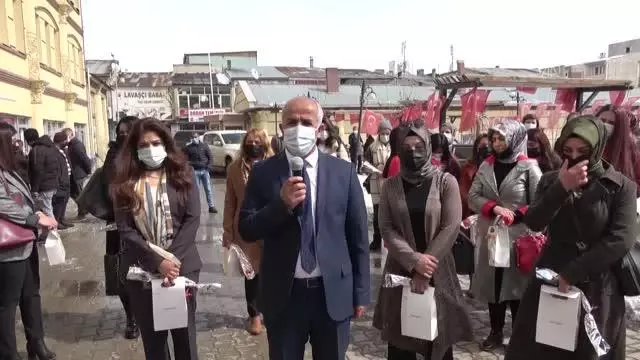 Çaldıran'da kadına yönelik şiddeti anlatan fotoğrafların yer aldığı sergi açıldı Çaldıran'da kadına yönelik şiddeti anlatan fotoğrafların yer aldığı sergi açıldı