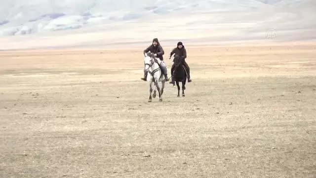 Cirit antrenmanında iki atın çarpışmasını kamera kaydetti Cirit antrenmanında iki atın çarpışmasını kamera kaydetti