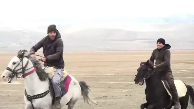 Cirit antrenmanında iki atın çarpışmasını kamera kaydetti Cirit antrenmanında iki atın çarpışmasını kamera kaydetti