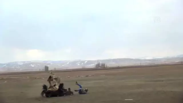 Cirit antrenmanında iki atın çarpışmasını kamera kaydetti Cirit antrenmanında iki atın çarpışmasını kamera kaydetti