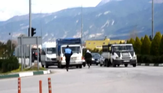 Dilenciler kaçtı zabıtalar kovaladı Dilenciler kaçtı zabıtalar kovaladı