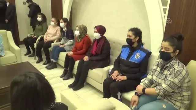 Diyarbakır'daki evlat nöbetine katılan Nazime Arslan 'yılın kadını' seçildi Diyarbakır'daki evlat nöbetine katılan Nazime Arslan 'yılın kadını' seçildi
