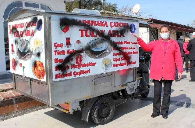 Ekmeğinin peşinde olan kadının seyyar aracına çirkin saldırı Ekmeğinin peşinde olan kadının seyyar aracına çirkin saldırı