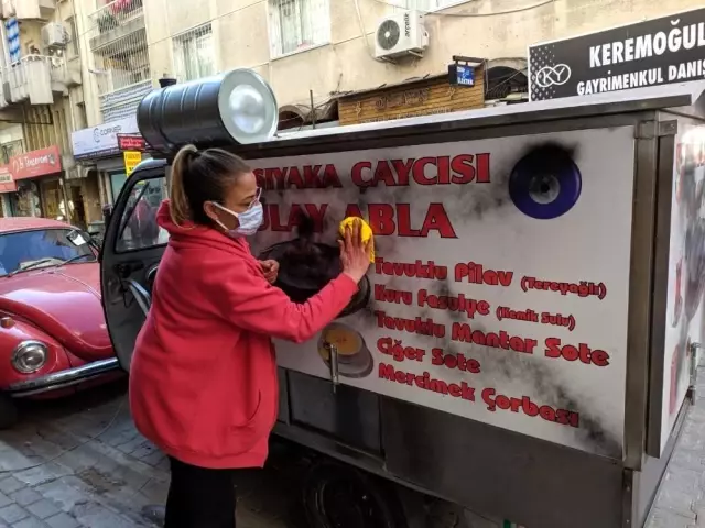 Ekmeğinin peşinde olan kadının seyyar aracına çirkin saldırı Ekmeğinin peşinde olan kadının seyyar aracına çirkin saldırı