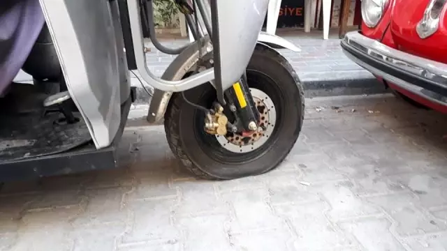 Ekmeğinin peşinde olan kadının seyyar aracına çirkin saldırı Ekmeğinin peşinde olan kadının seyyar aracına çirkin saldırı